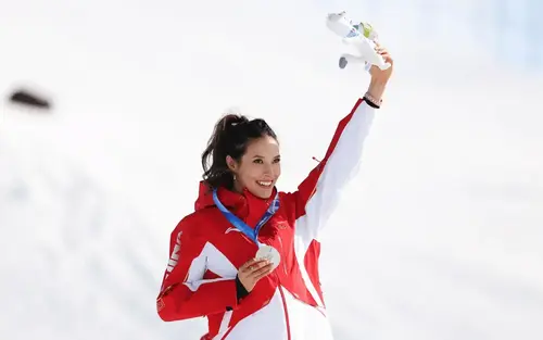 Ээжийнхээ эх орныг сонгосон Эйлин Гу